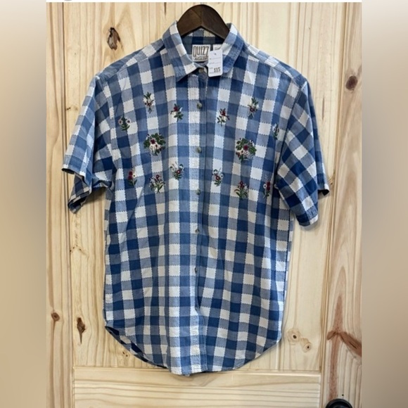 3- ladies short sleeve button-down shirts, Liz Thomas, Quizz NY Again & VW’s - Picture 7 of 13